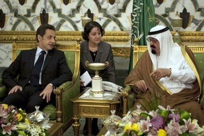 العاهل السعودي مستقبلا الرئيس الفرنسي في نوفمبر 2008