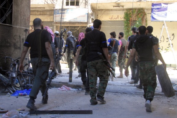 مقاتلون معارضون في مخيم اليرموك في دمشق