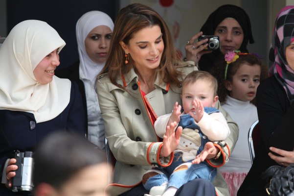 الملكة رانيا تشارك طفلًا في التصفيق