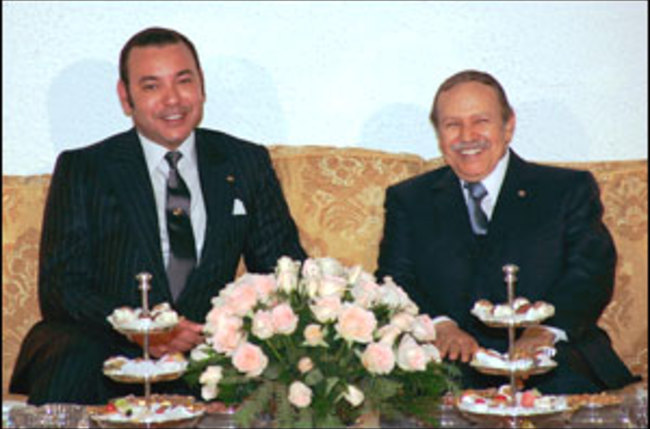 الملك محمد السادس وعبدالعزيز بوتفليقة في لقاء سابق- ارشيف