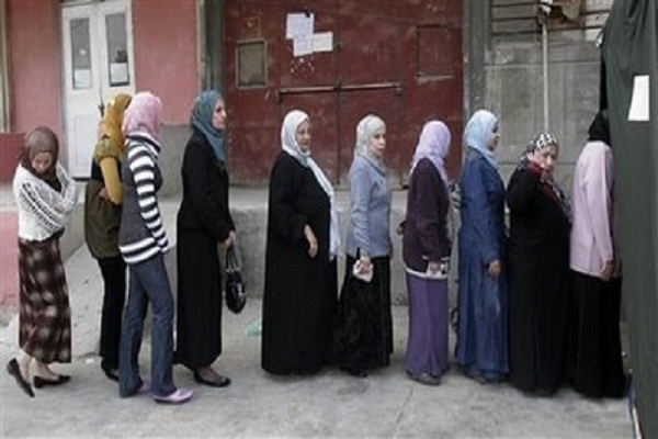 عراقيات ينتظرن دورهن في التصويت في بغداد