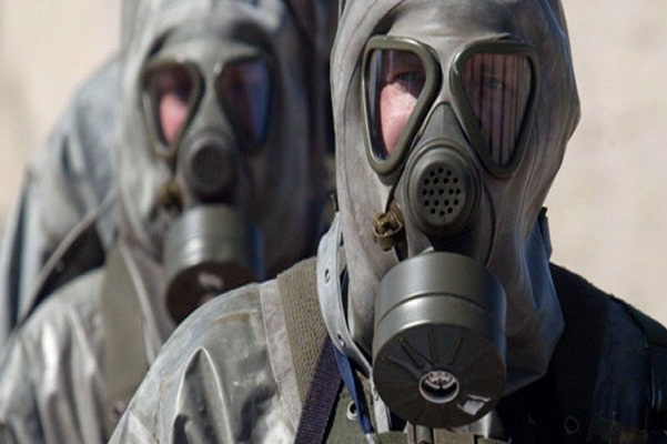 رجلان يرتديان قناعين ضد الاسلحة الكيميائية