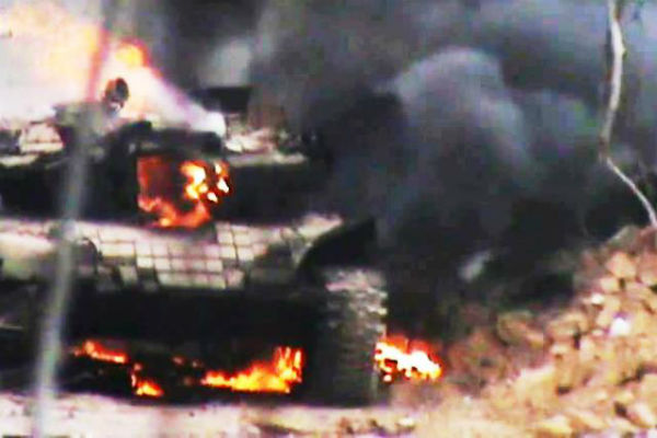 دبابة للجيش النظامي تحترق في داريا