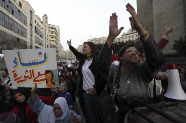 مصريات في ميدان التحرير ضد الرئيس محمد مرسي
