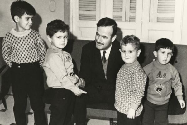 صورة أرشيفية للأسد الأب وأولاده