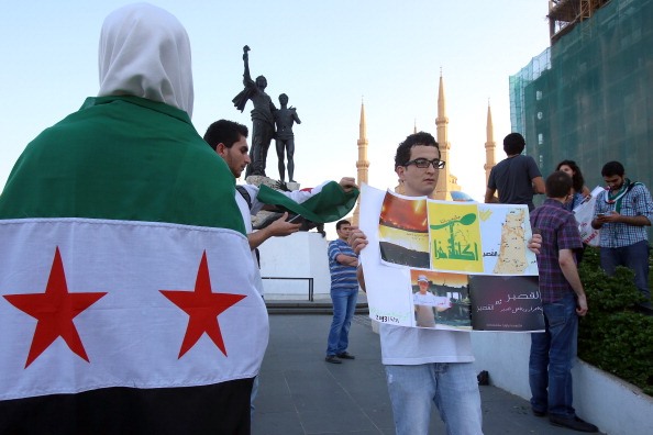 سوريون ولبنانيون خلال تظاهرة في وسط بيروت ضد تدخل حزب الله في سوريا