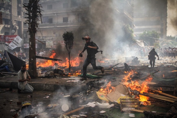 صحافيون يمارسون عملهم أثناء فض اعتصام أنصار مرسي