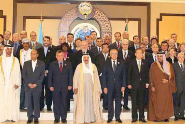 صورة جماعية للمشاركين في مؤتمر المانحين الاول في الكويت