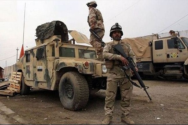 قوات عراقية على الطريق بين الرمادي والفلوجة