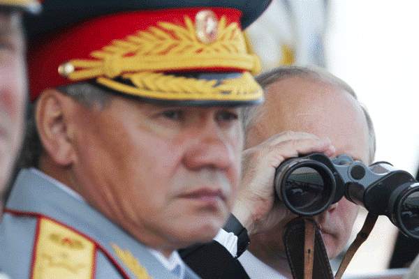 شويغو الى جانب بوتين في احدى المناورات العسكرية