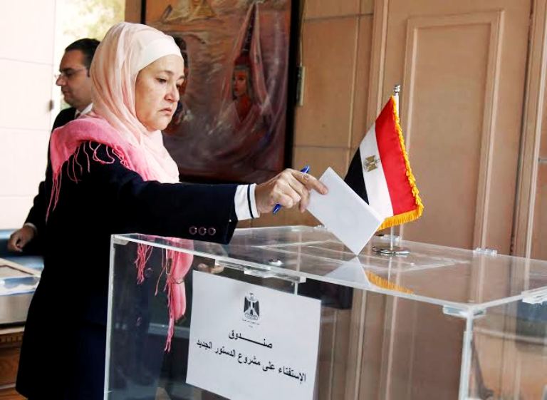 مصرية بالخارج تدلي بصوتها في الإستفتاء على الدستور