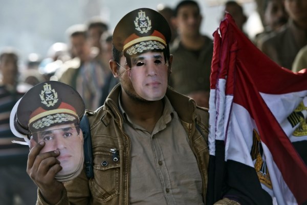 بائع مصري متجول يبيع أقنعة لوزير الدفاع عبد الفتاح السيسي