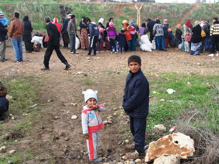 سوريون على الحدود التركية فروا هربا من النزاع الدموي في بلدهم