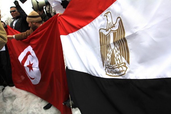 العلمان التونسي والمصري يتعانقان في احدى التظاهرات
