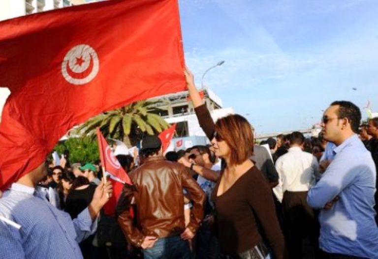 تظاهرة سابقة أمام البرلمان التونسي تطالب بتسريع سن الدستور الجديد
