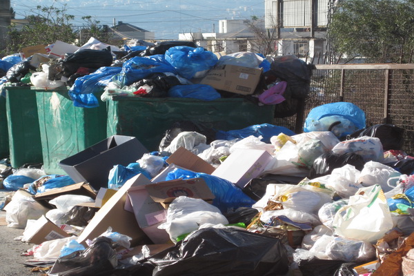 النفايات تعوم في بيروت وجبل لبنان ( تصوير ريما زهار