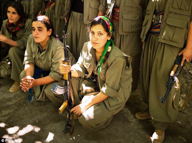 امرأة تقود المقاتلين الاكراد في كوباني السورية