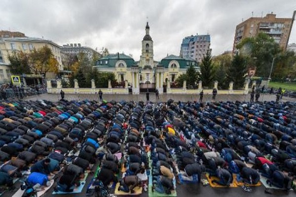  مسلمون يؤدون صلاة عيد الاضحى في موسكو في 4 تشرين الاول/اكتوبر 2014