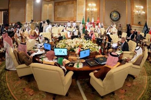 قادة الخليج يمنحون الدوحة 