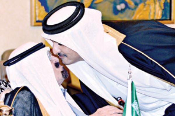 أمير قطر الشيخ تميم بن حمد معانقا الملك عبدالله بن عبدالعزيز في الرياض أمس