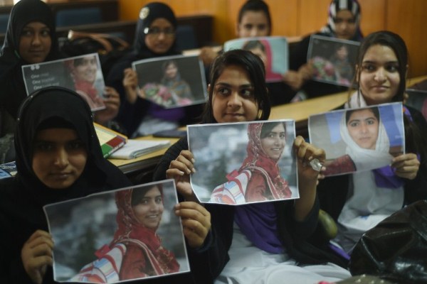 طالبات باكستانيات يحملن صور ملالا يوسف زاي