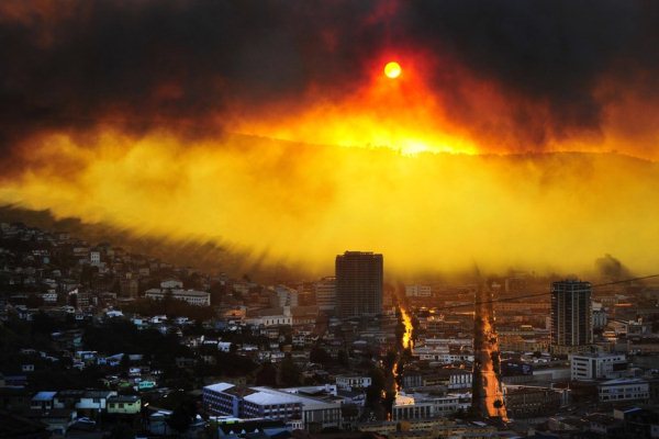 حريق في تشيلي دمر آلاف المنازل في 2014