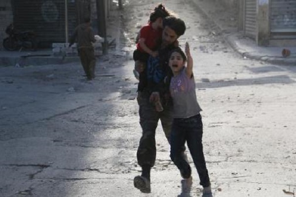 شاب يحاول إجلاء طفلين في حلب