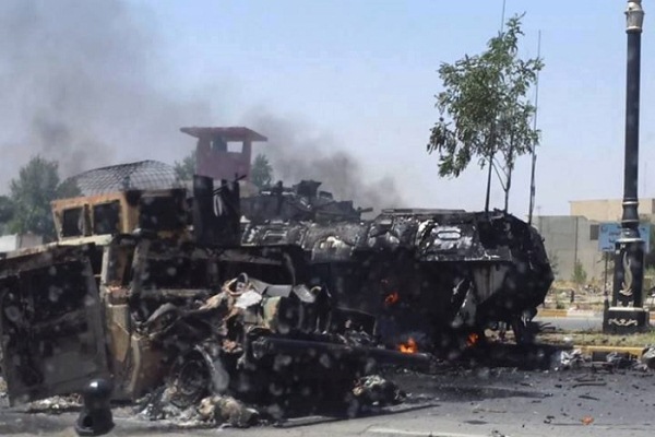 دبابات وعربات عسكرية محترقة في الموصل