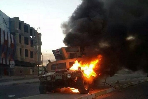 عجلة عسكرية تحترق في وسط الموصل
