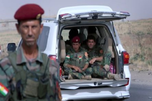 عناصر في القوات الكردية عند نقطة تفتيش قرب مدينة الموصل