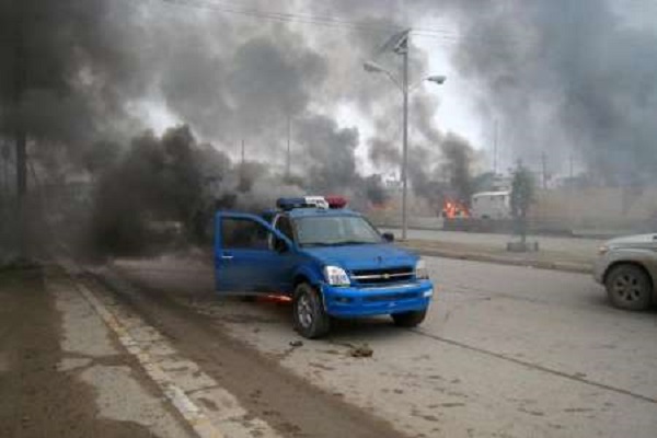 النيران تشتعل في سيارة للشرطة العراقية