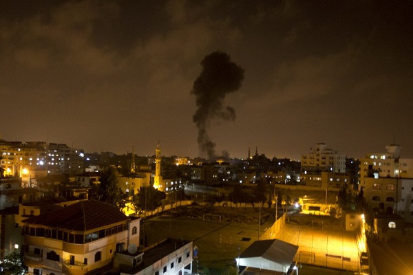 الدخان يتصاعد بعد غارة إسرائيلية على غزة