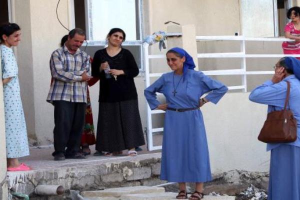 مسيحيون في الموصل يبكون نزوحهم عن منازلهم
