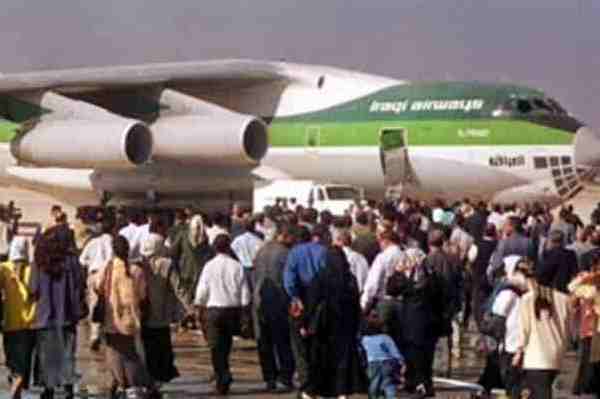 مسافرون يتوجهون إلى طائرة الخطوط الجوية العراقية