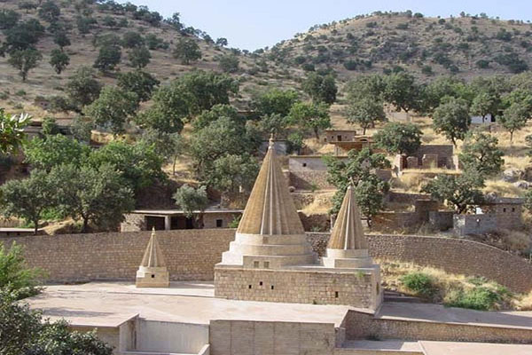 سنجار العراقية يتوسطها معبد للايزيديين
