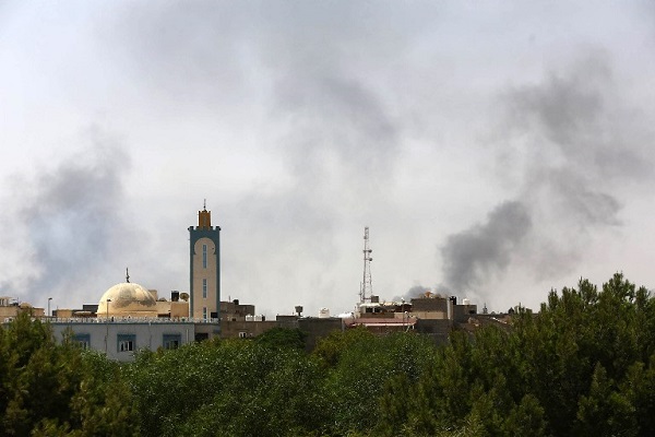 الدخان يتصاعد من مطار طرابلس