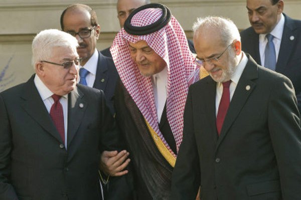 سعود الفيصل يتوسط الرئيس العراقي ووزير خارجيته في باريس 