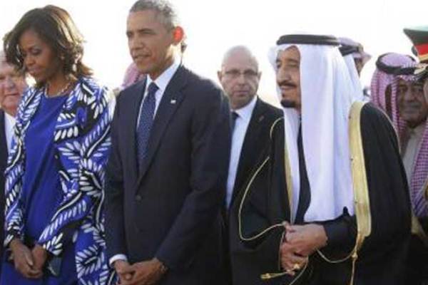 الملك سلمان مستقبلا أوباما وزوجته في مطار الملك خالد