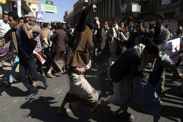 اشتباكات بين المتظاهرين والحوثيين