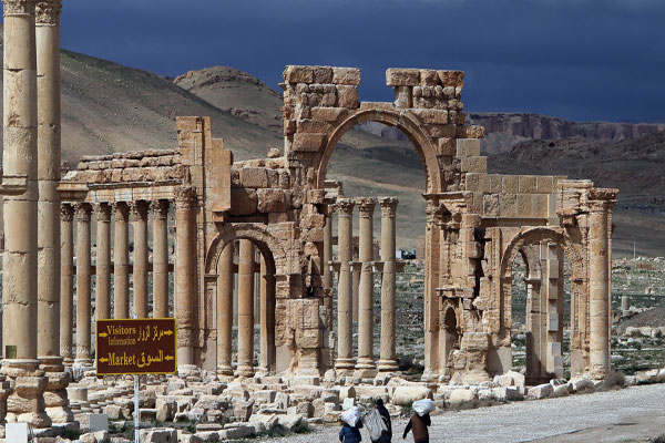 قوس النصر الأثري في تدمر قبل أن يفجّره تنظيم الدولة الإسلامية - أ ف ب