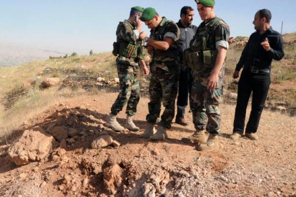 عناصر من الجيش اللبناني في مكان سقوط صواريخ من سوريا في البقاع