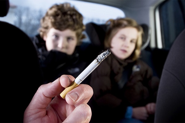 إيطاليا تمنع التدخين في السيارات التي يركبها الأطفال