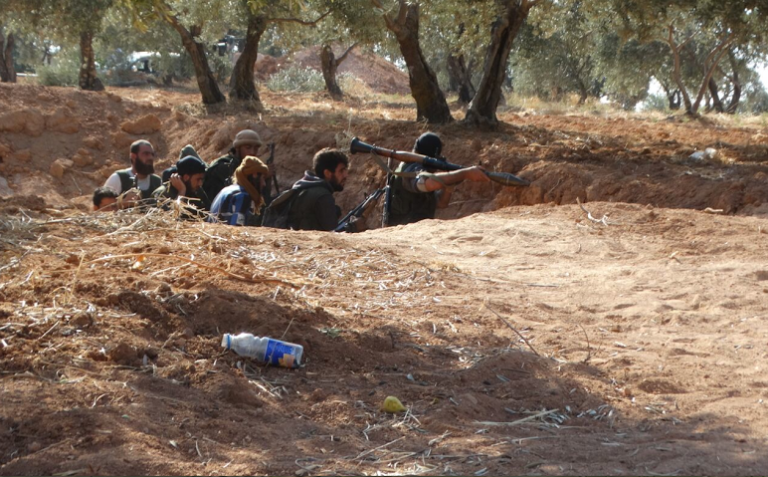 مقاتلون من الجيش السوري الحر على خط الجبهة مع قوات النظام - عدسة 