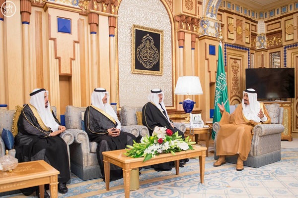 العاهل السعودي مع عدد من السفراء المعينين يؤدون القسم