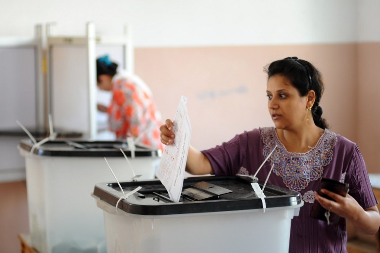 مواطنة مصرية تدلي بصوتها في الانتخابات البرلمانية
