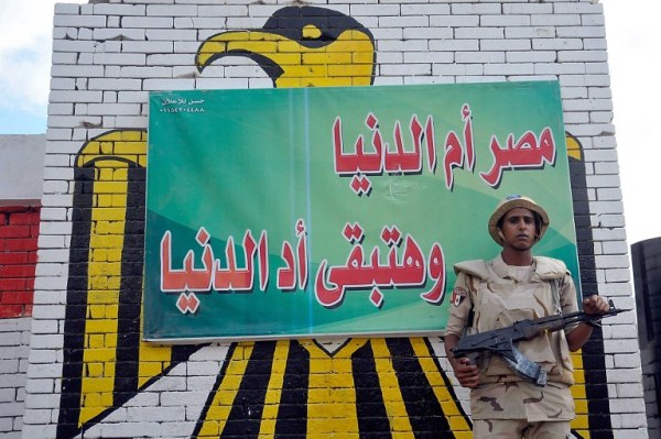 جندي مصري يقف أمام أحد مراكز الإقتراع في مرسى مطروح