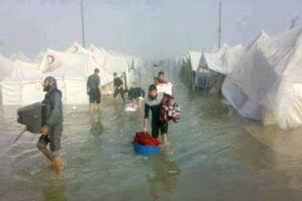 خيم للنازحين العراقيين غمرتها مياه الأمطار