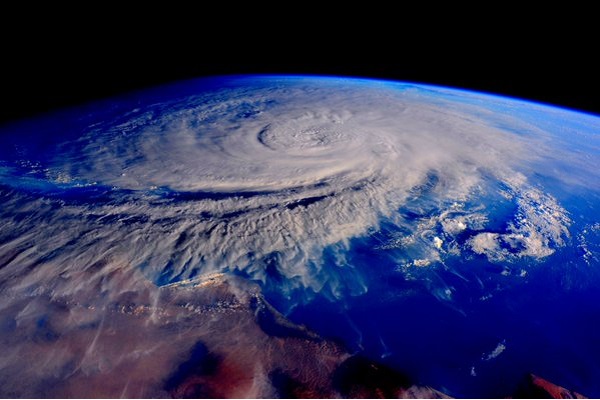 صورة من الأقمار الإصطناعية تُظهر اقتراب الإعصار