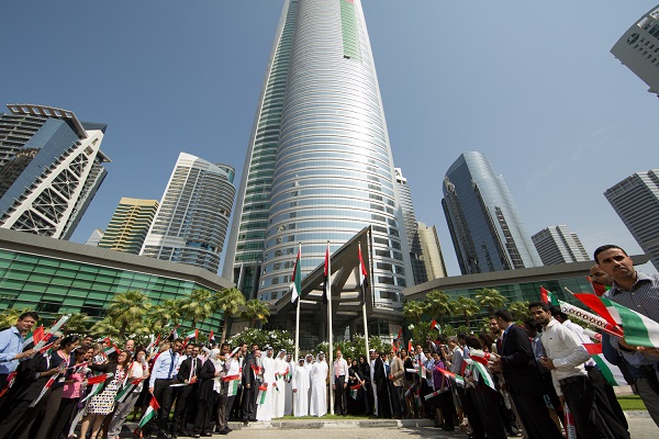 الاماراتيون يحتفلون بيوم العلم