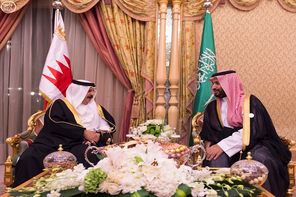 الأمير محمد بن سلمان خلال اجتماعه مع الملك حمد بن عيسى آل خليفة ملك البحرين